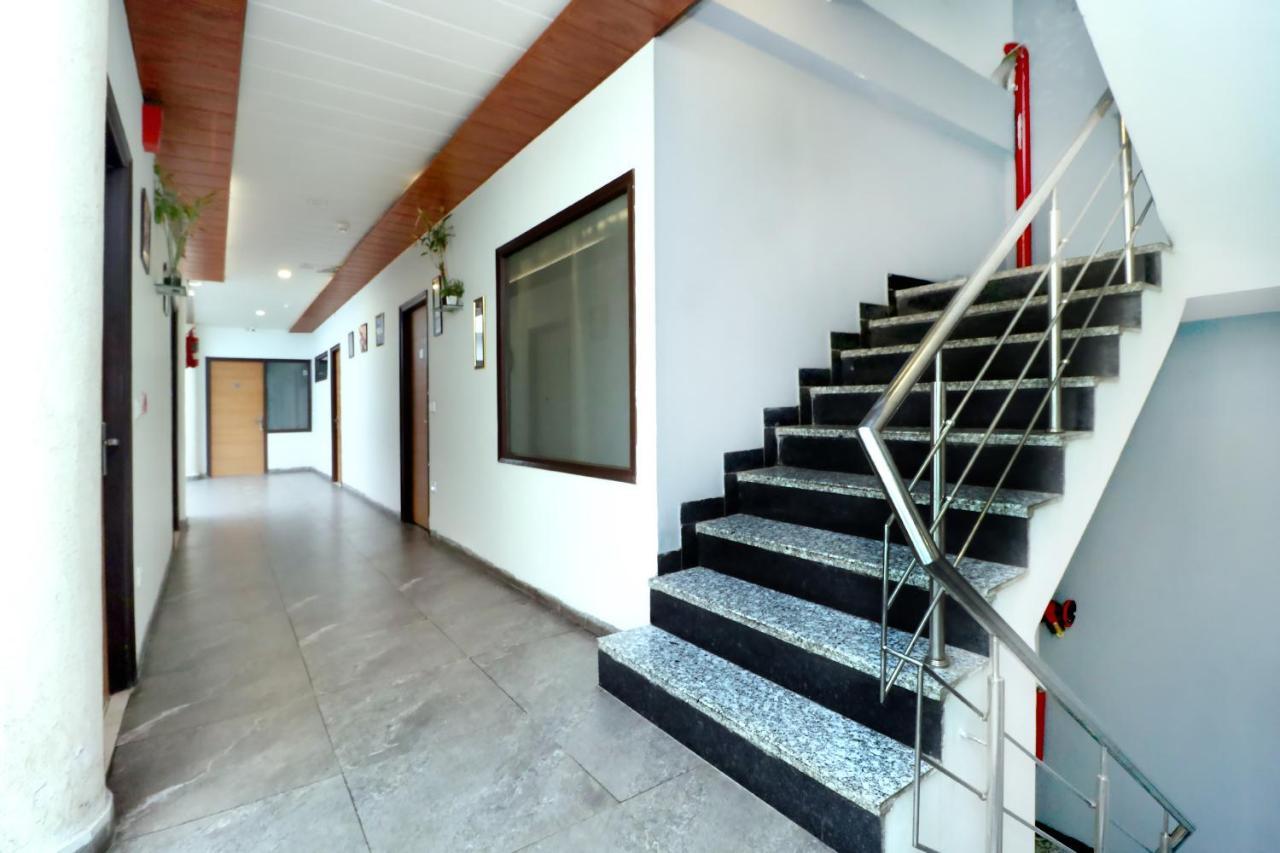 Hotel Seven- Center Of City Chandīgarh Dış mekan fotoğraf