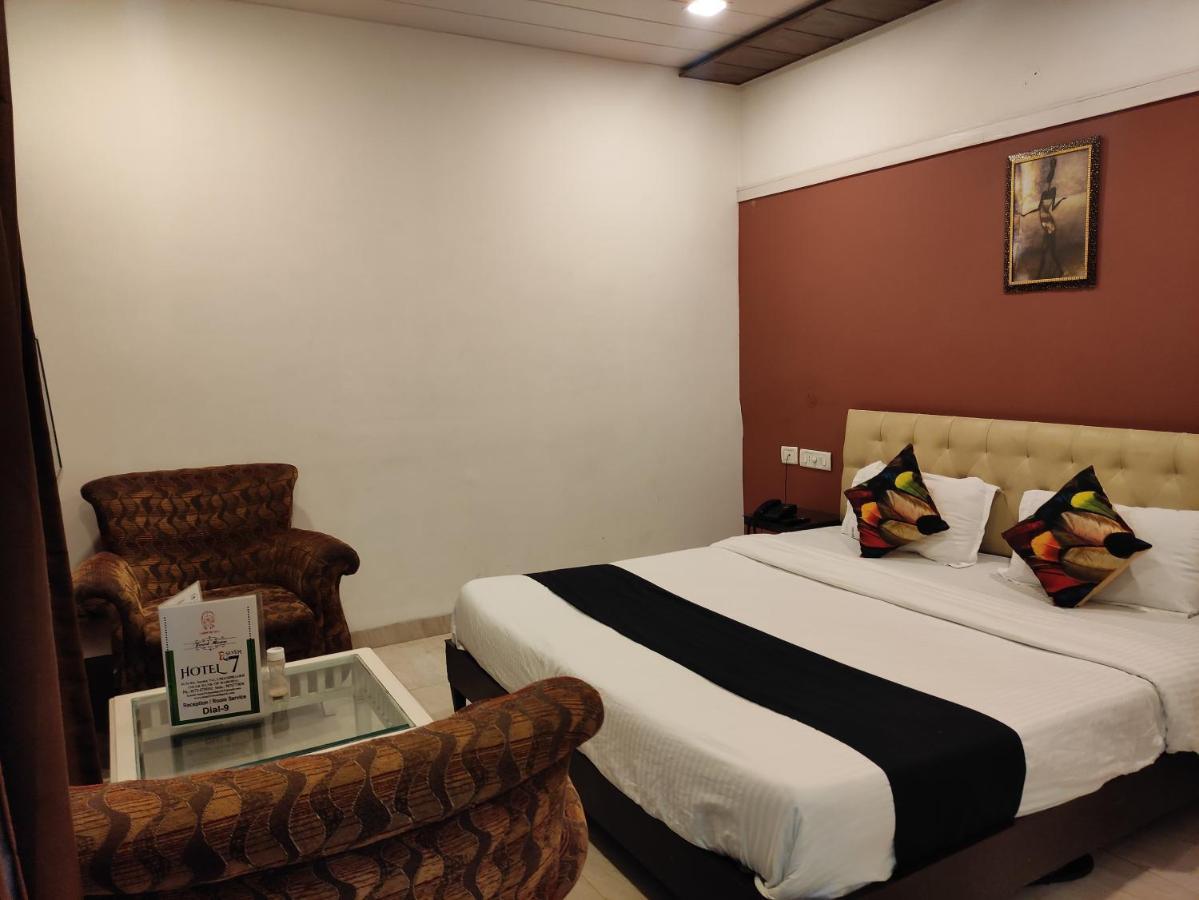 Hotel Seven- Center Of City Chandīgarh Dış mekan fotoğraf